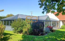 MORTAGNE AU PERCHE / À 5 minutes de Mortagne-au-Perche – Élégante villa avec piscine intérieure et dépendance