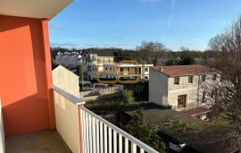 LIMEIL BREVANNES / Studio dernier étage avec balcon