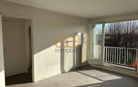 LIMEIL BREVANNES / Studio dernier étage avec balcon 