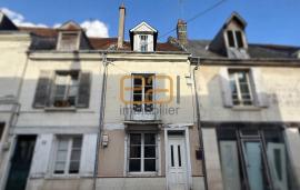LOCHES / Maison de ville idéalement placée